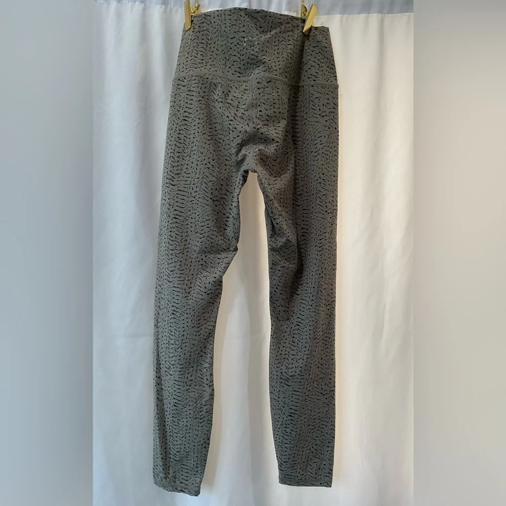 NWOT Estrella Cheeatah Leggings - Picture 2 of 2